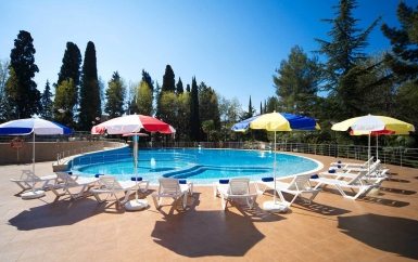 Открытый бассейн - санаторий Знание